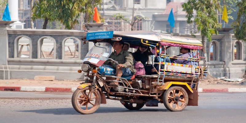 Xe tuk tuk ở Lào